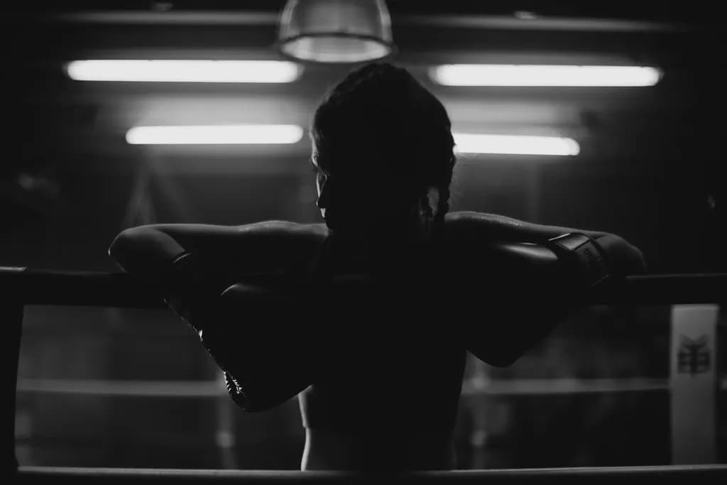 Boxeuse dans les cordes d'un ring