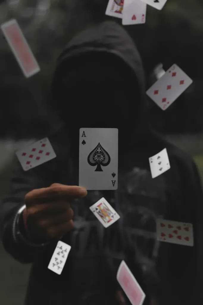 Homme avec une carte de poker dans les mains